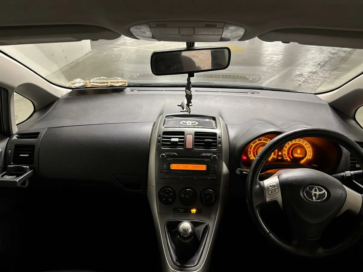 Toyota auris very low km - Image 4
