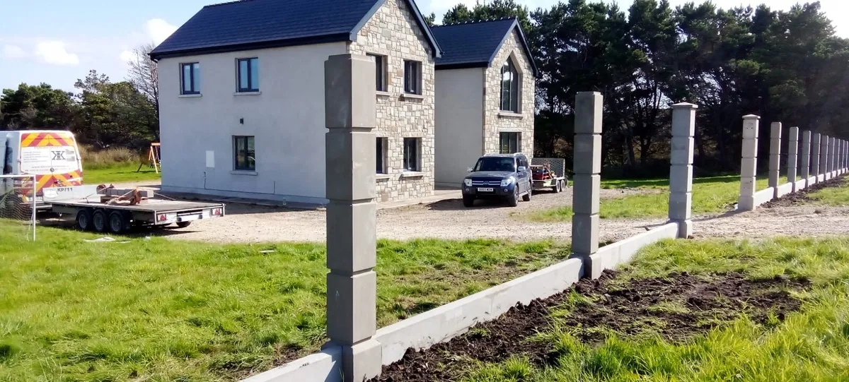Concrete posts, metal panels - Image 2