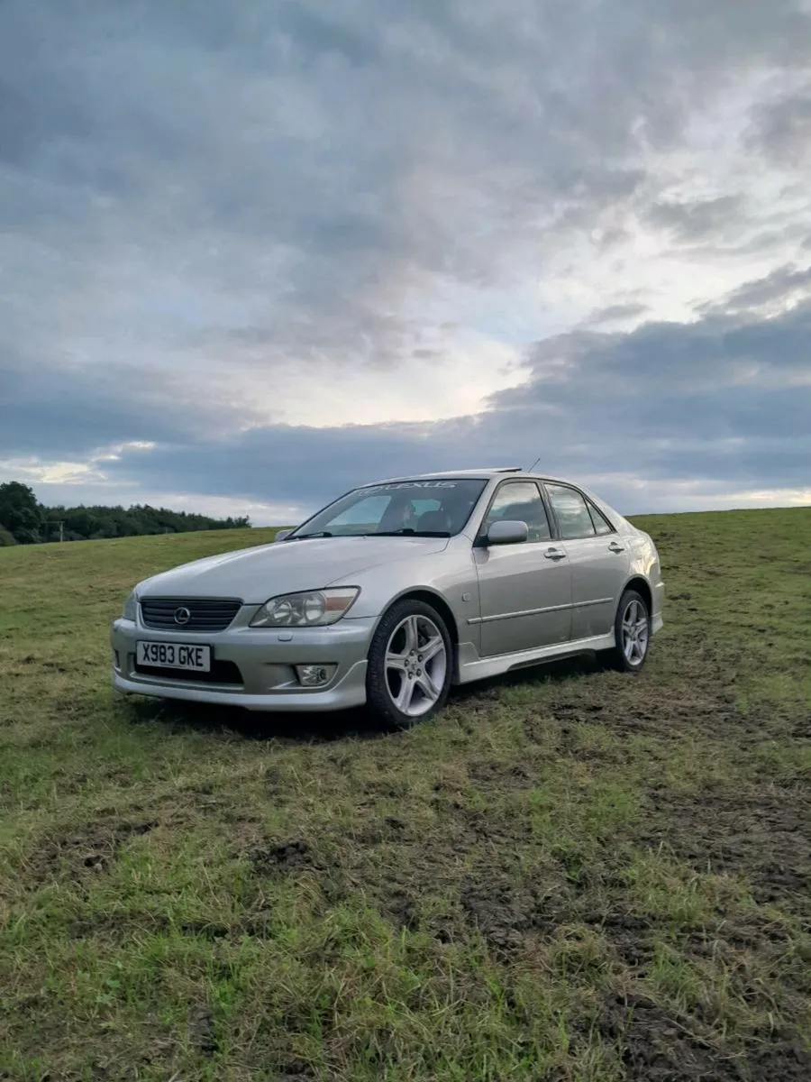 Lexus is200 - Image 1