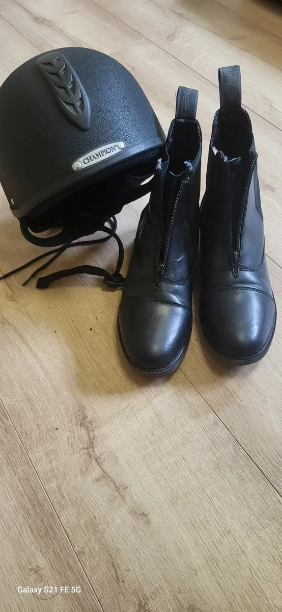 Riding boots/shoes and helmet - Image 1