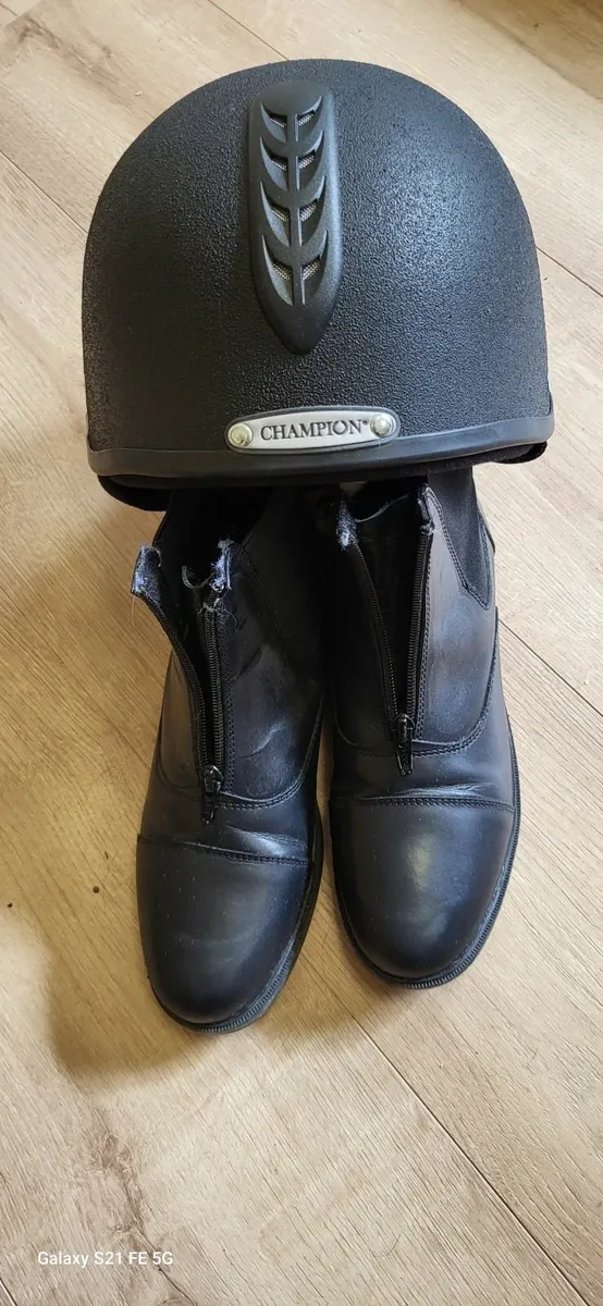 Riding boots/shoes and helmet - Image 2