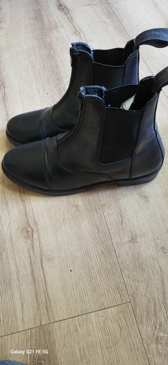 Riding boots/shoes and helmet - Image 4