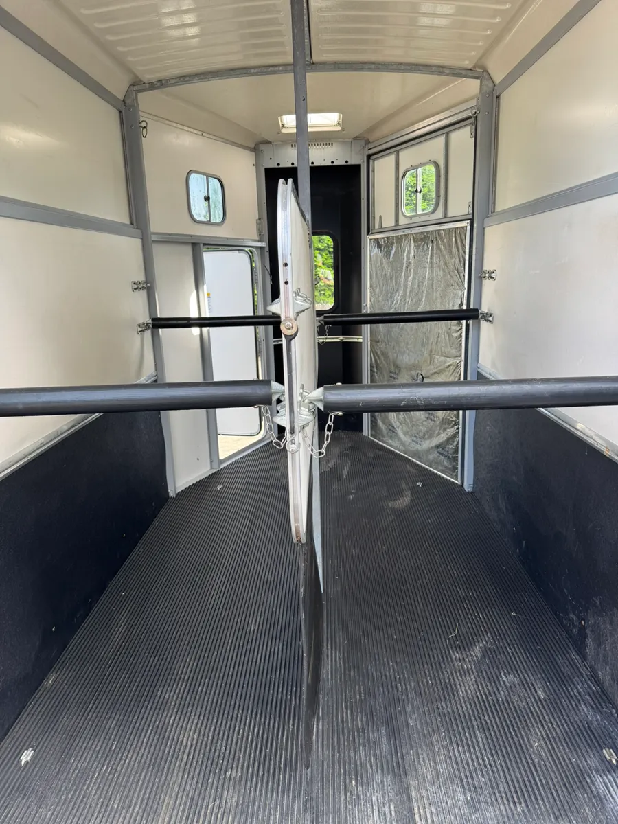 Ifor Williams horse box - Image 1