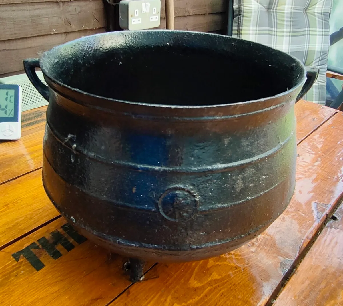 Antique cast iron cauldron - Image 1