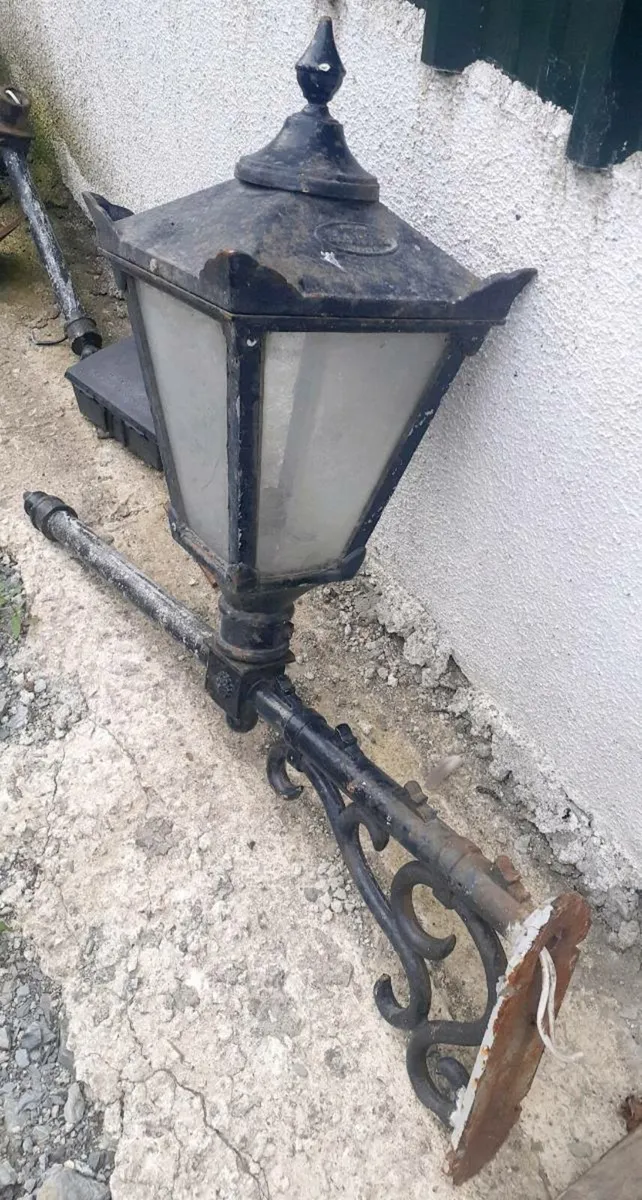 Lamps cast iron. - Image 1