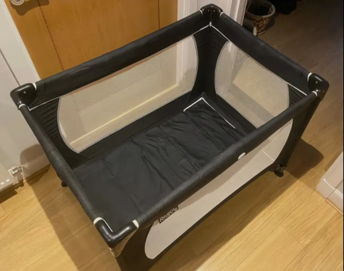 Travel cots - Image 2