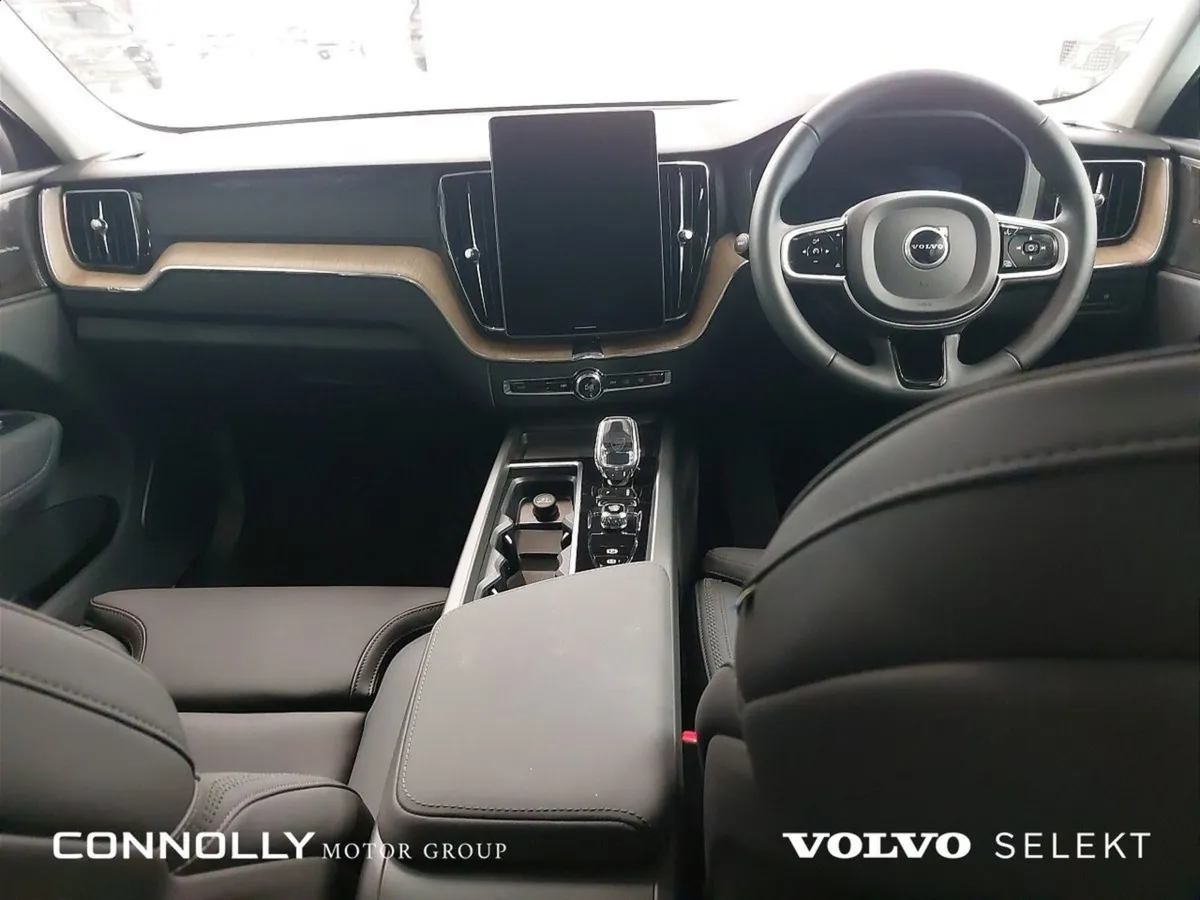 Volvo XC60 T6 AWD Phev Plus Dark - Image 4
