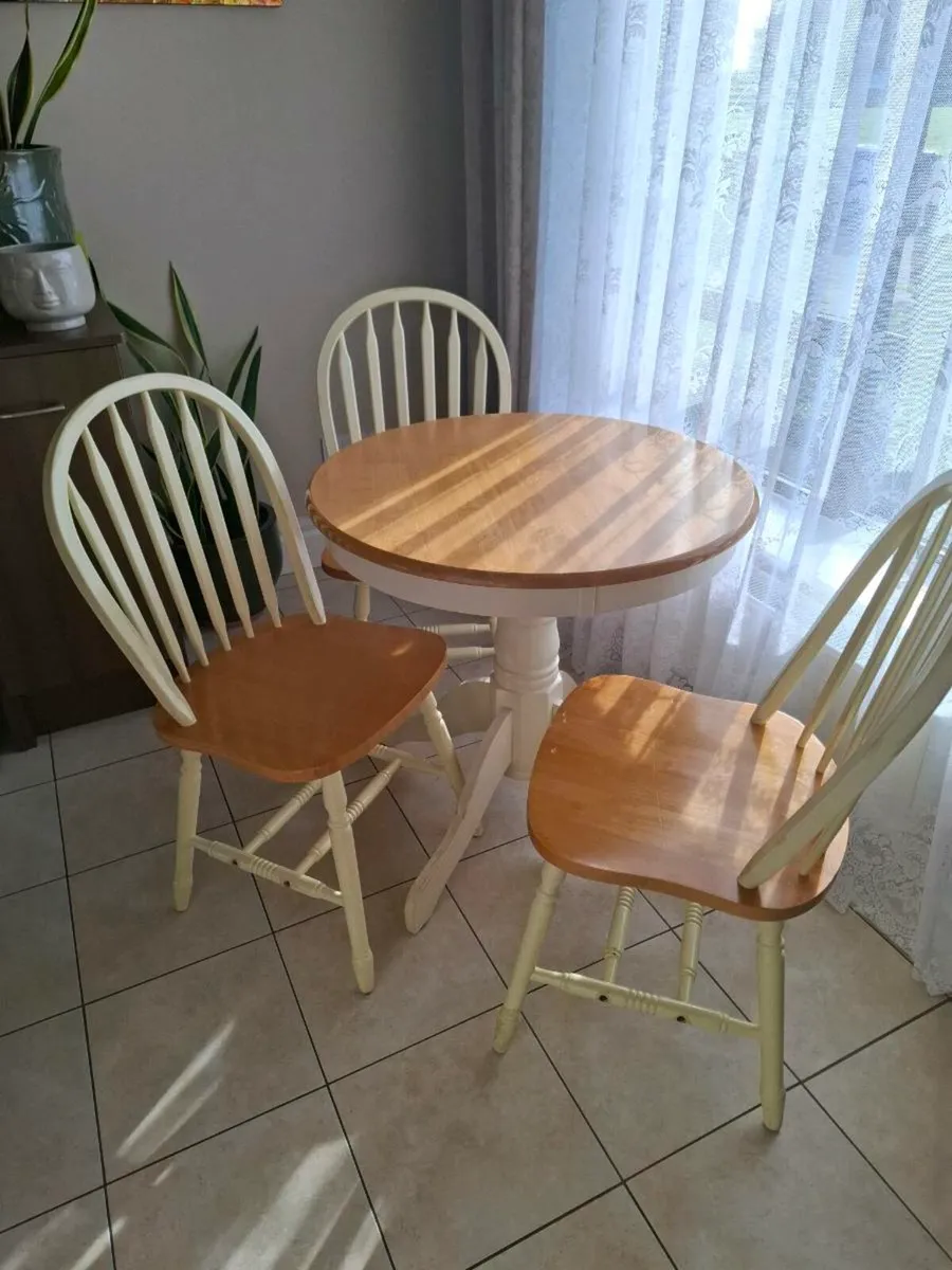 Kitchen table and chairs - Image 1