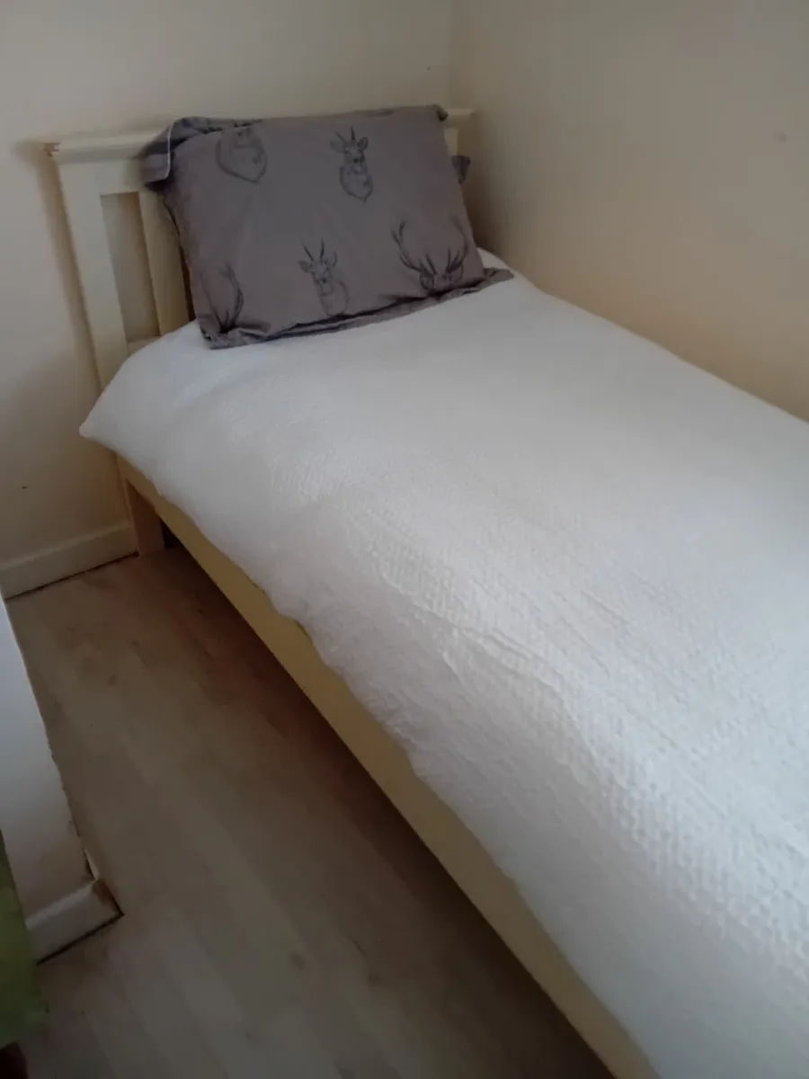Single bed for sale 30 euros ono - Image 4