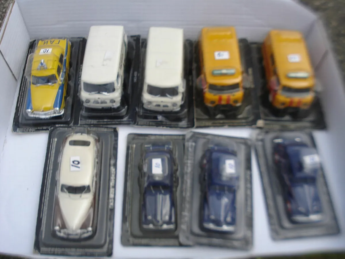 RUSSIAN DIECAST METAL MODEL CARS. 1/43 SCALE. - Image 1