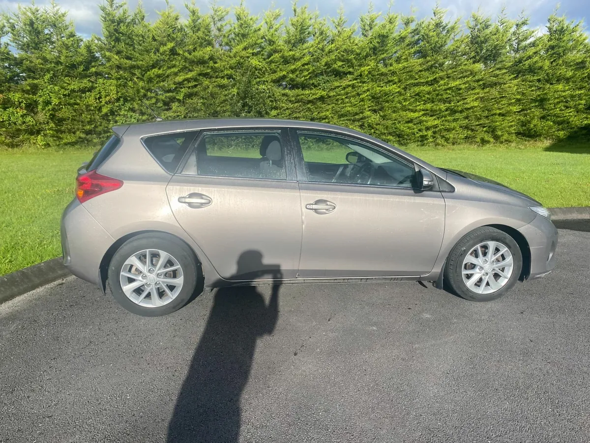 Toyota Auris 2013 - Image 2
