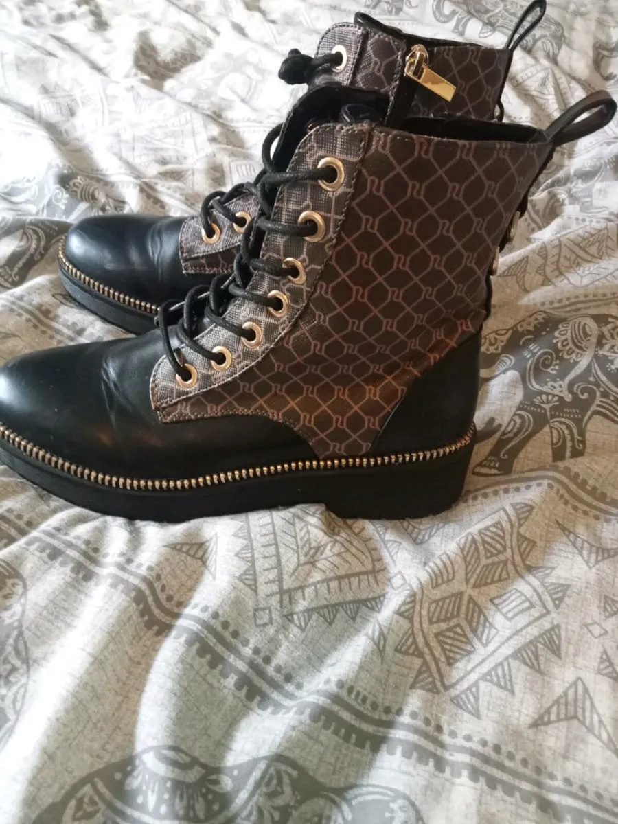 Ladies boots size 5 - Image 1