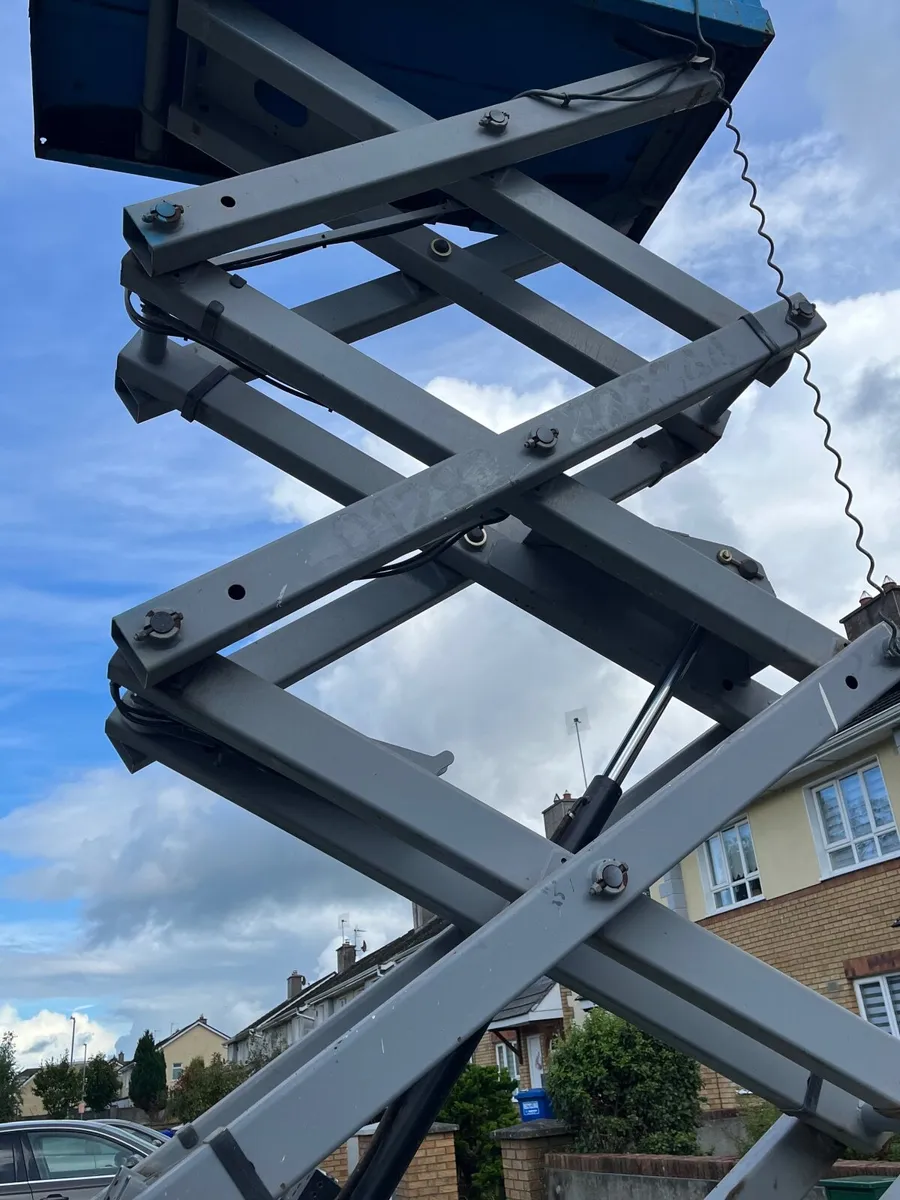 2014 Genie GS-1932 Scissors Lift - Image 2