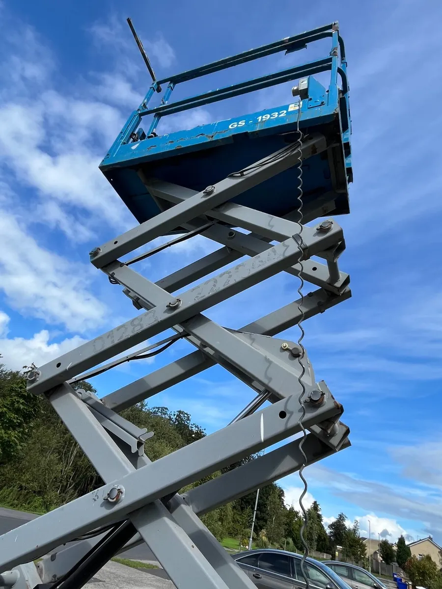 2014 Genie GS-1932 Scissors Lift - Image 4