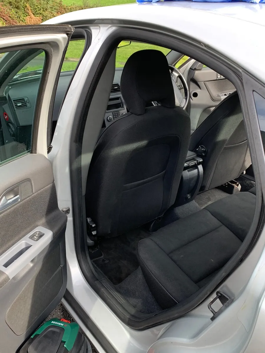 Volvo S40 2011 - Image 2