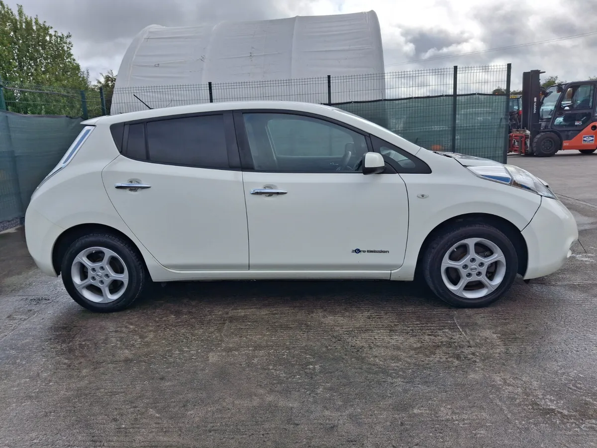 2015 Nissan Leaf  Ev  Automatic.Light Damage - Image 3