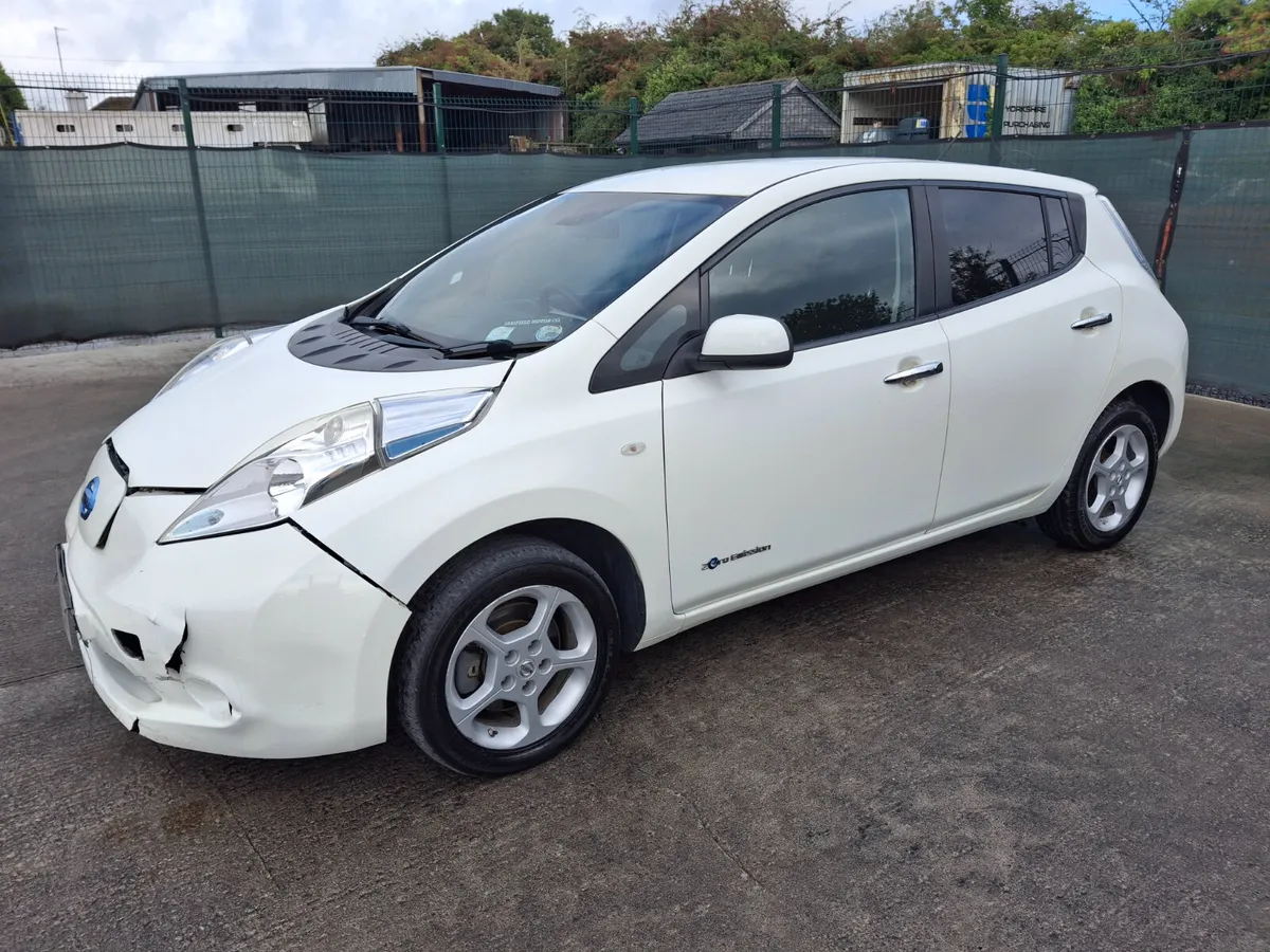 2015 Nissan Leaf  Ev  Automatic.Light Damage - Image 4