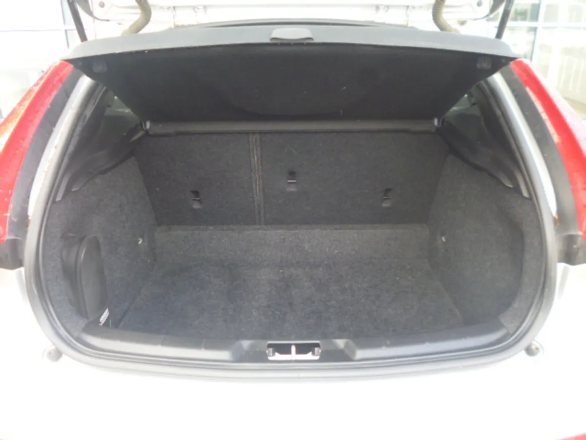 Volvo V40 D2 2.0L Momentum Edition 2017 - Image 4