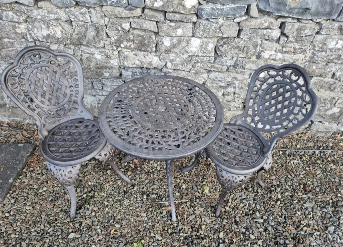 Table and chairs - Image 1