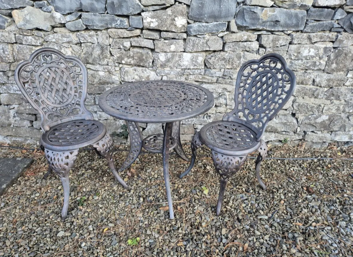 Table and chairs - Image 2