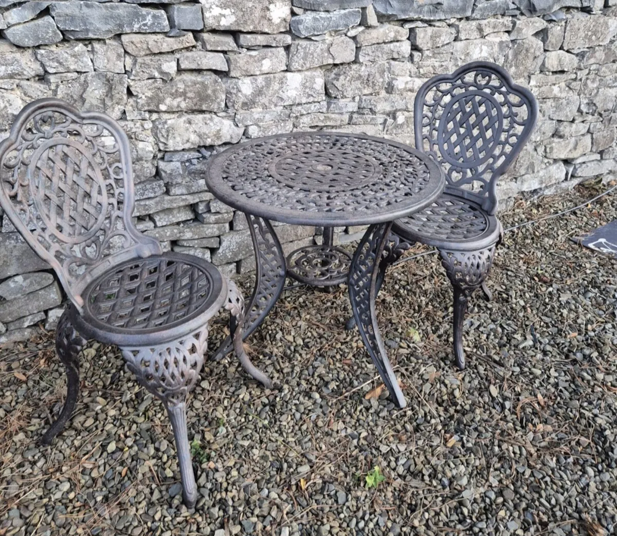 Table and chairs - Image 3