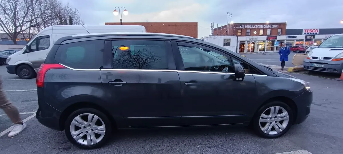 Peugeot 5008 1.6 Diesel LOW MILEAGE - Image 2