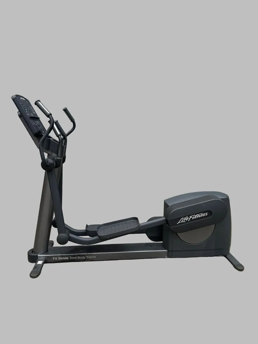 LIFE FITNESS 95XI INTEGRITY CROSS TRAINER - Image 1