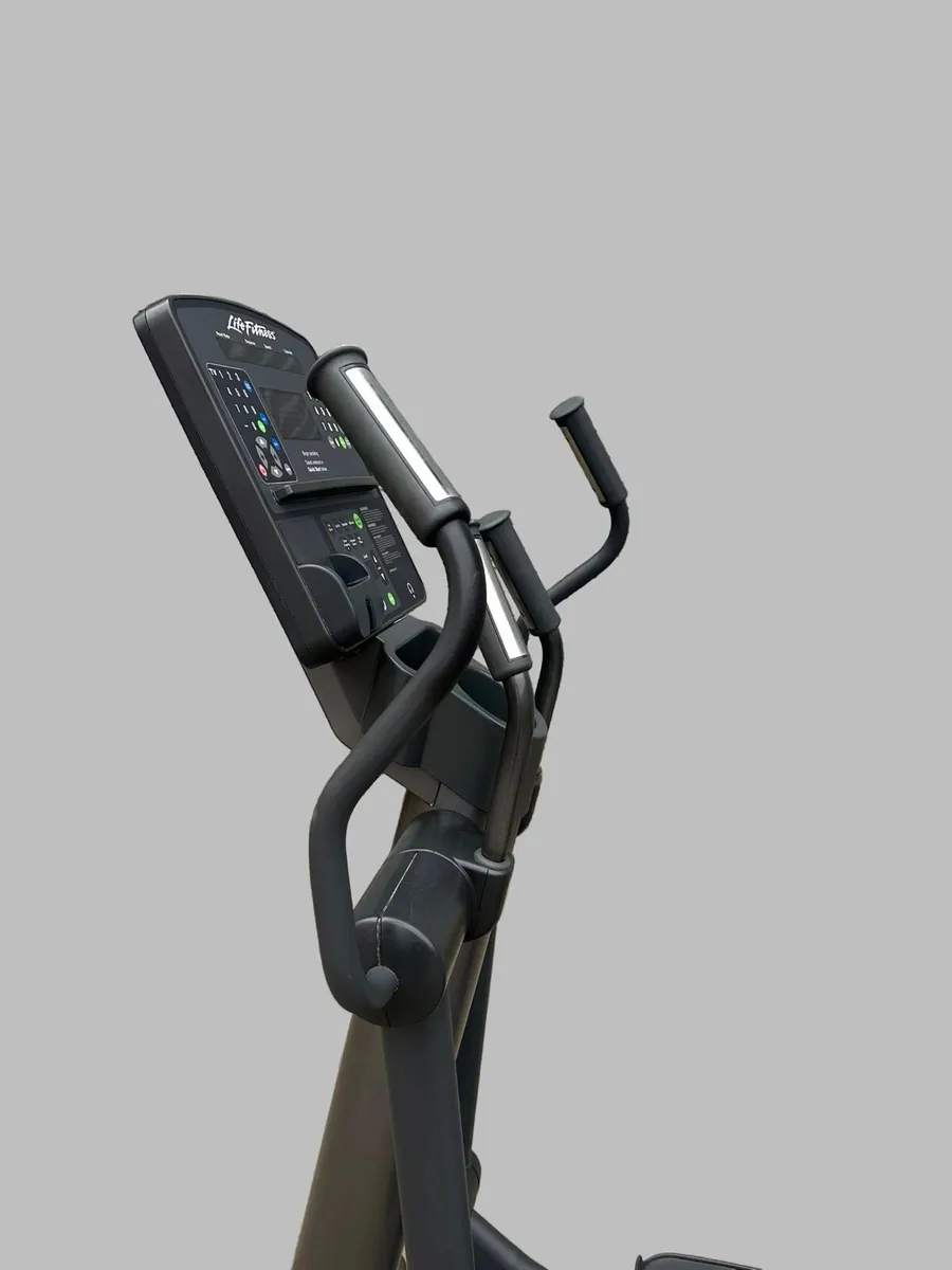 LIFE FITNESS 95XI INTEGRITY CROSS TRAINER - Image 3