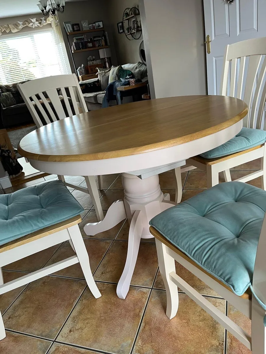 Table & 4 chairs - Image 2
