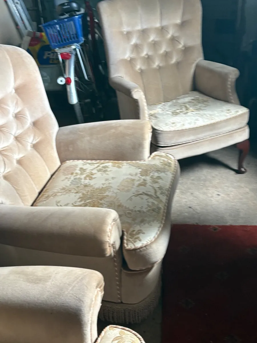Suite of furniture - Image 1