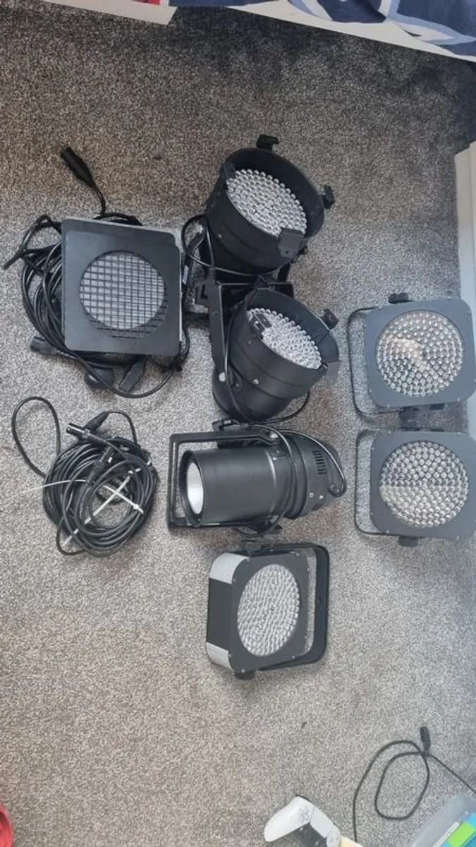 Full Lighting Rig (spotlight, 3 floor lights, 2 par cans) - Image 4