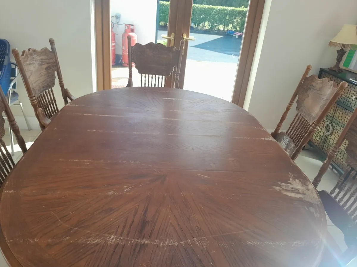 Table and 6 chairs 2 of which are carvers - Image 1