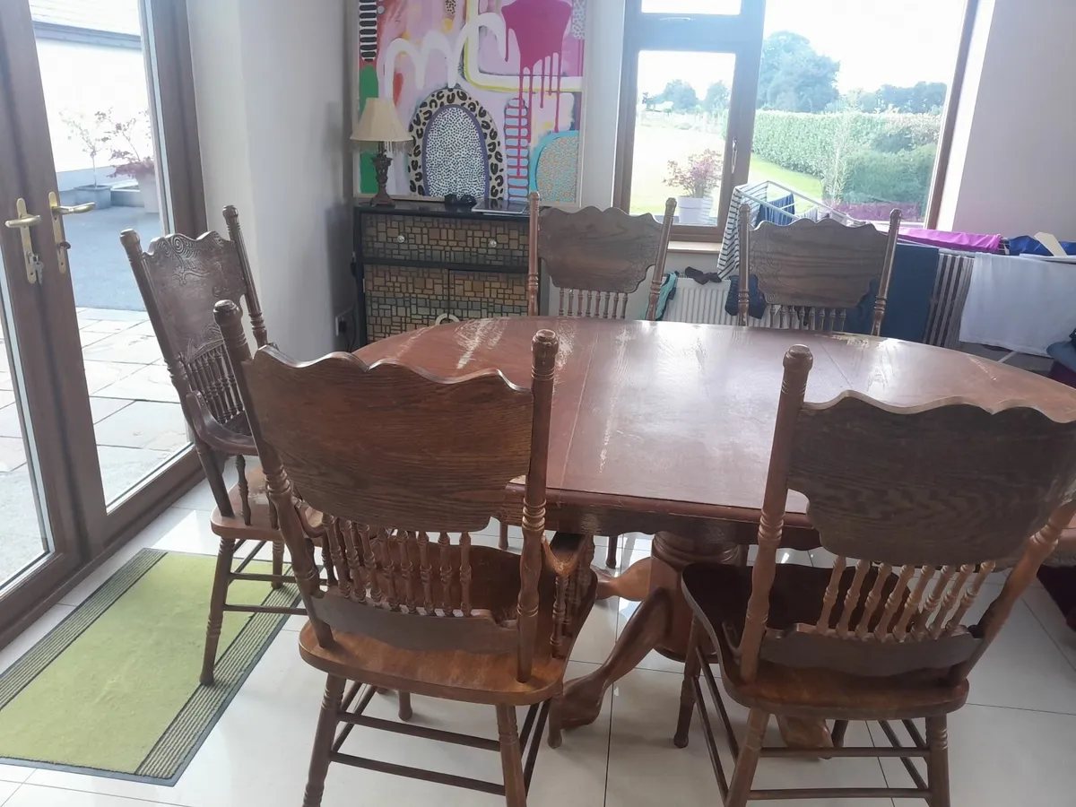 Table and 6 chairs 2 of which are carvers - Image 2