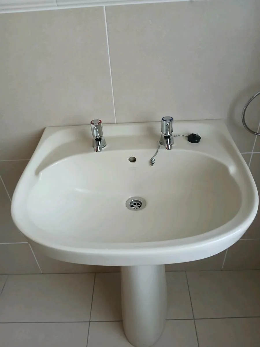 Washbasin with Taps, Toilet and Accessories - Image 2