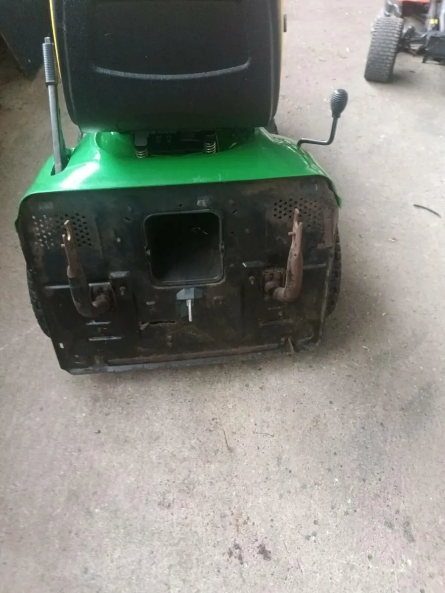 John Deere ride on lawnmower - Image 2