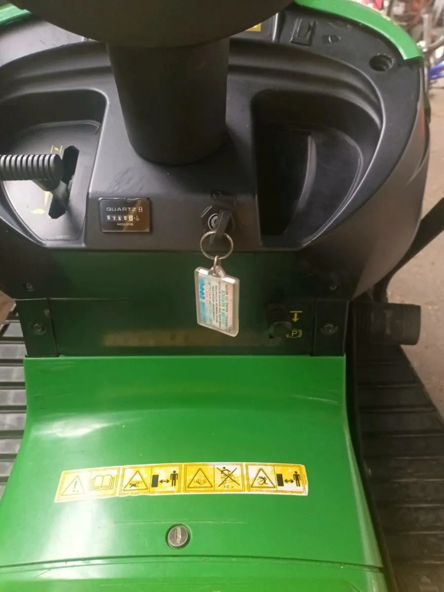 John Deere ride on lawnmower - Image 3