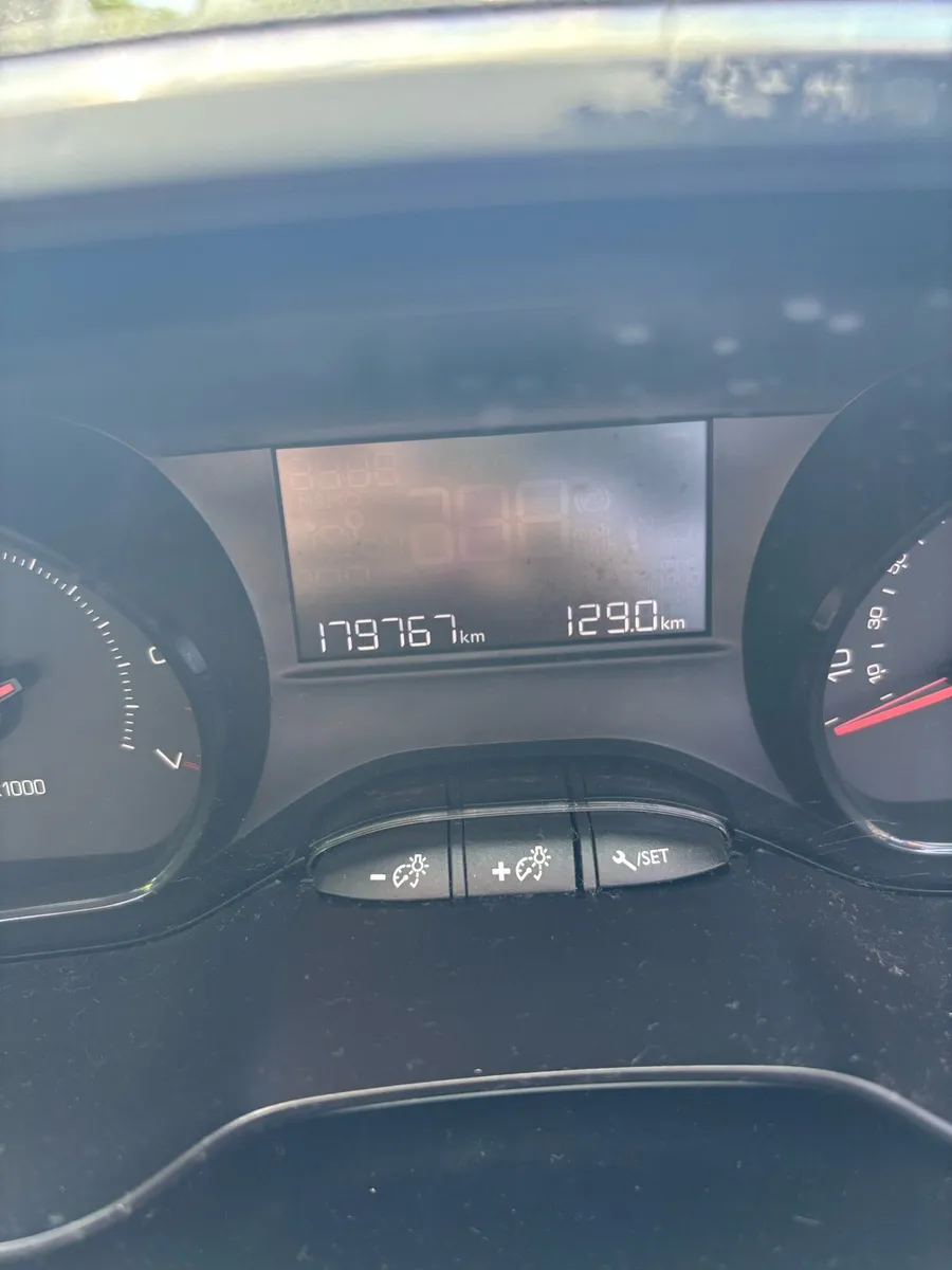 131 Peugeot 208 - Image 4
