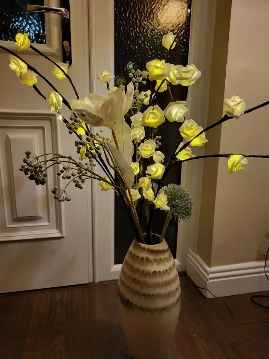 Decorative Vase with lighting - Image 3
