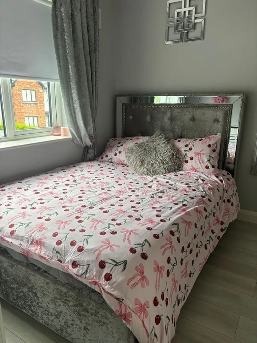 Bed frame - Image 1