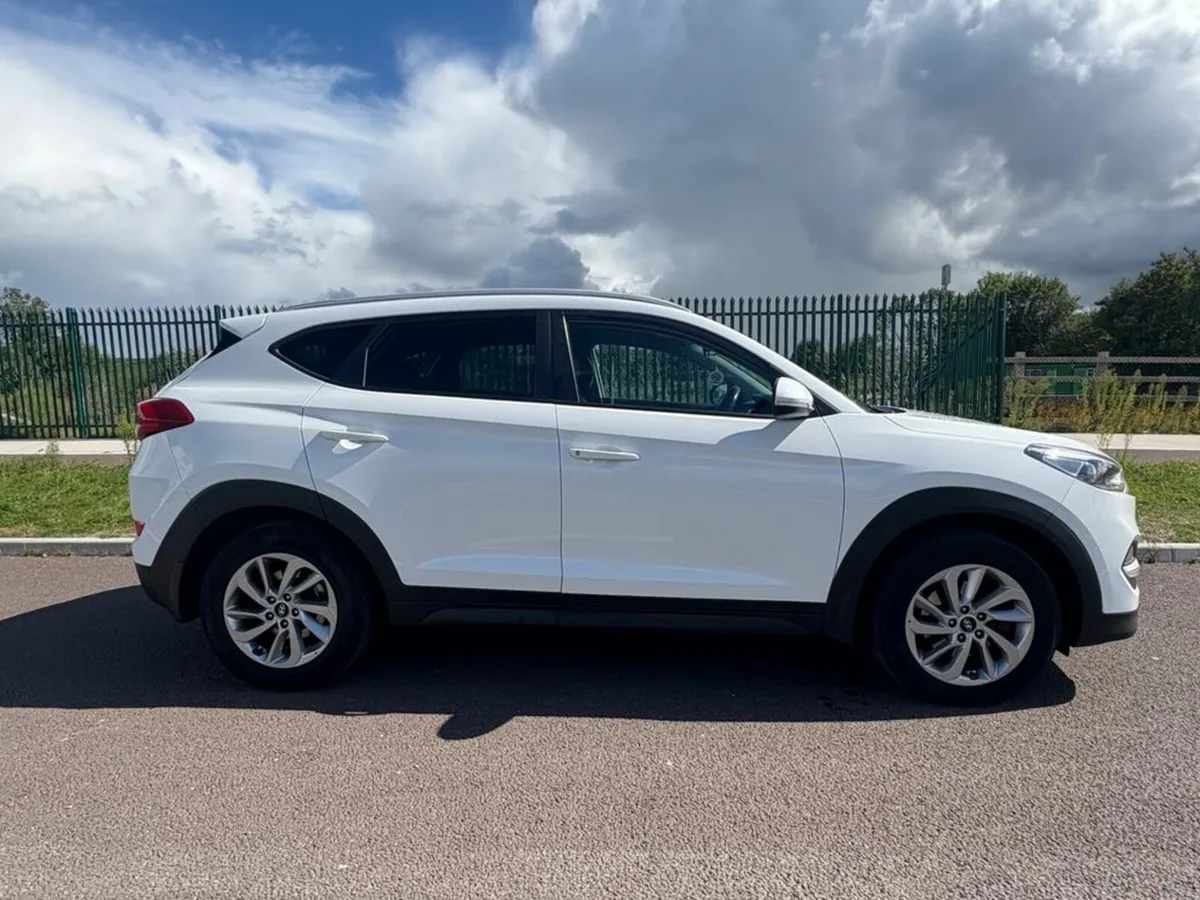 Hyundai Tucson 1.7 Executive 5DR, Multi-Function S - Image 3