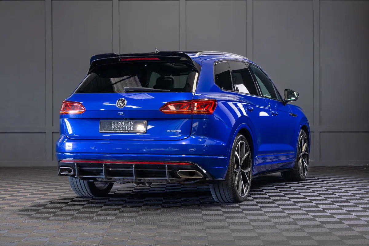 2021 Volkswagen Touareg R 3.0 TSI DSG - Image 3