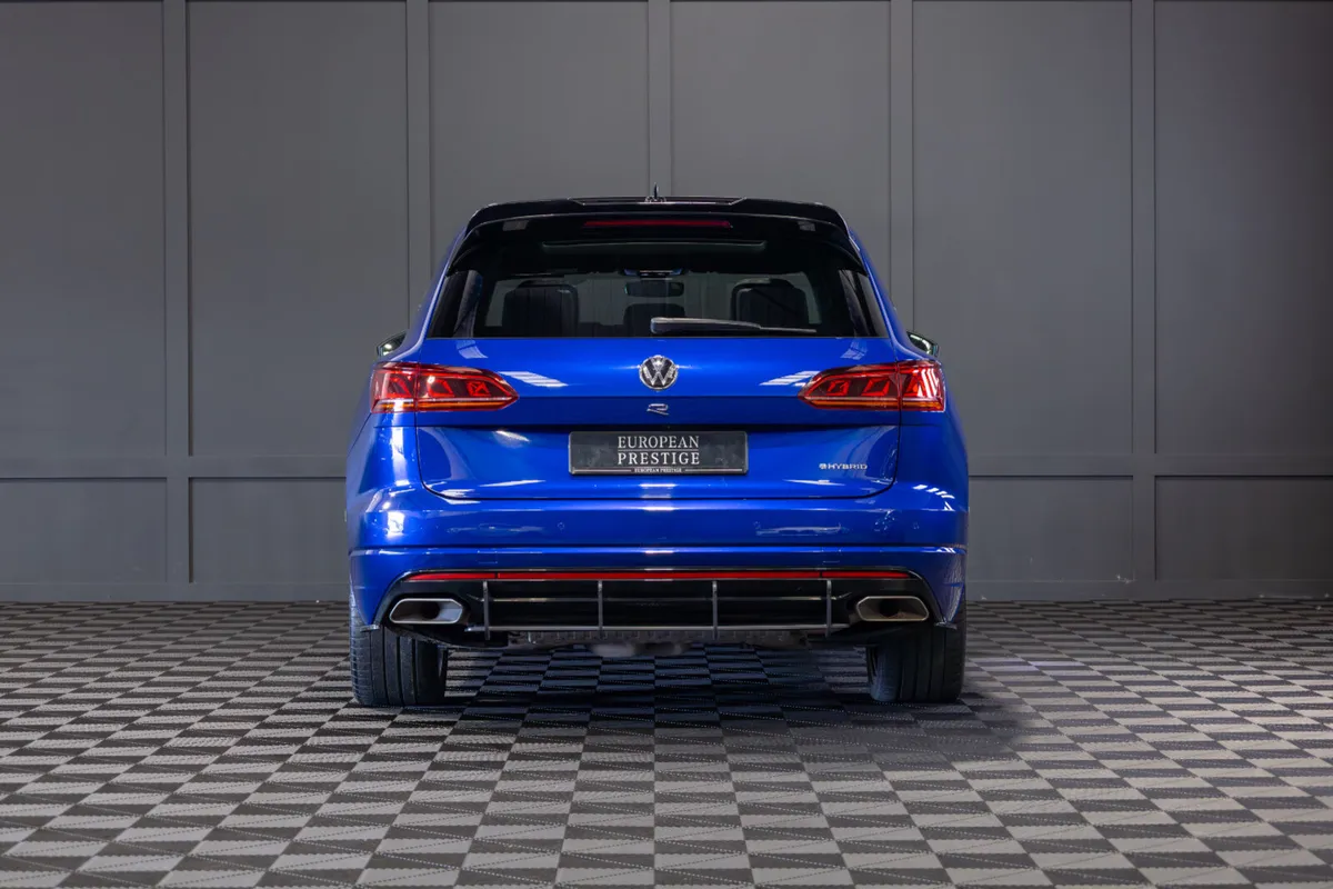 2021 Volkswagen Touareg R 3.0 TSI DSG - Image 4