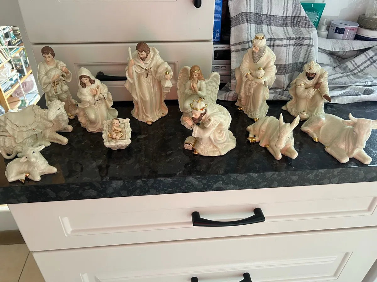 Belleek living nativity set - Image 2