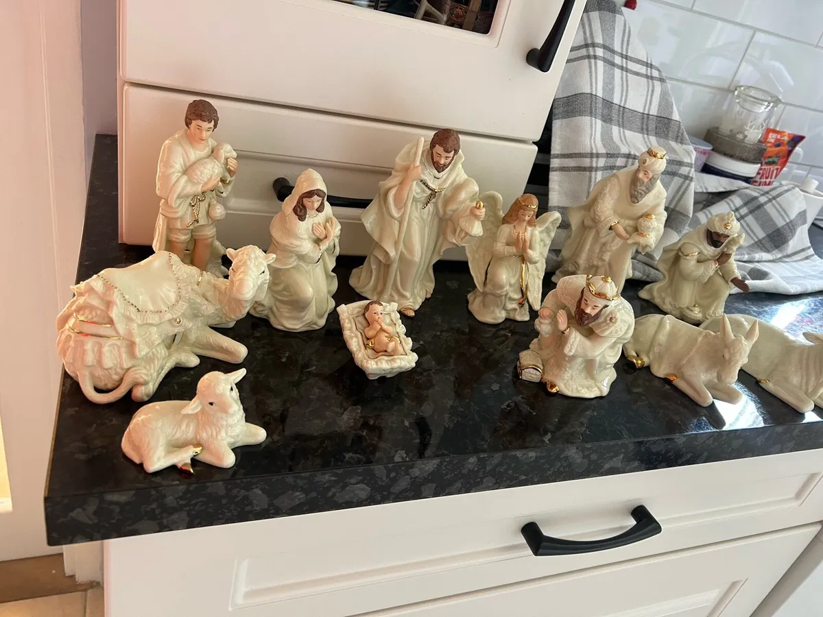 Belleek living nativity set - Image 3