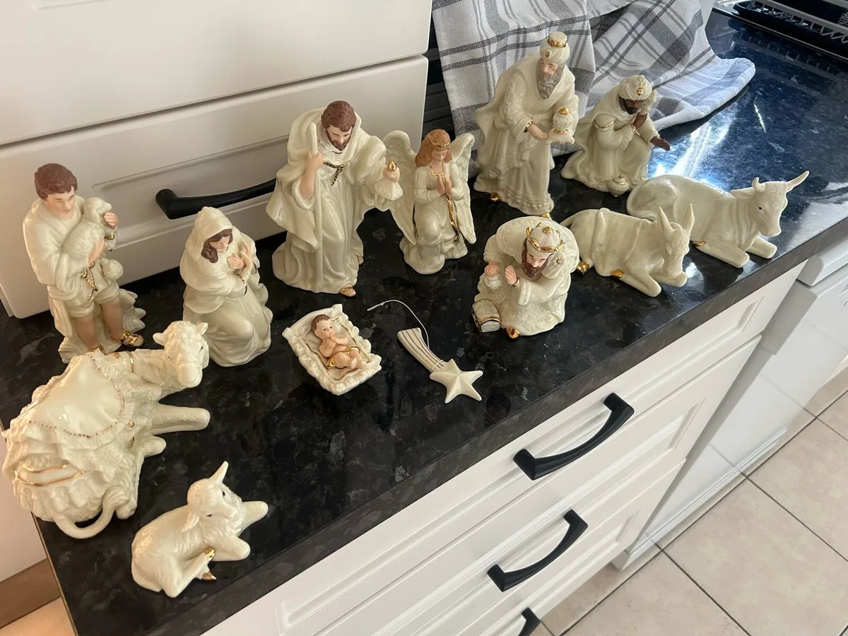 Belleek living nativity set - Image 4