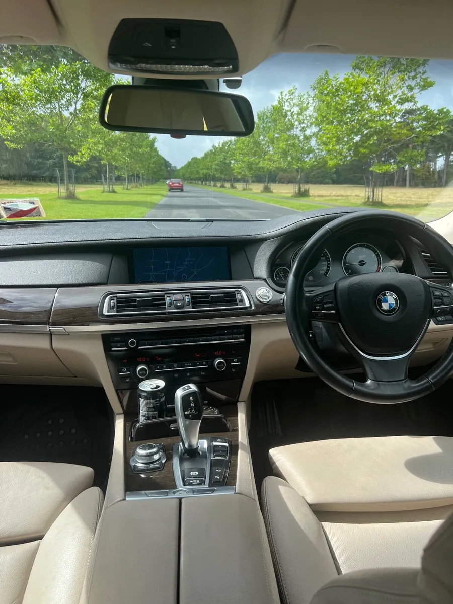 BMW 7-Series 2009 - Image 3