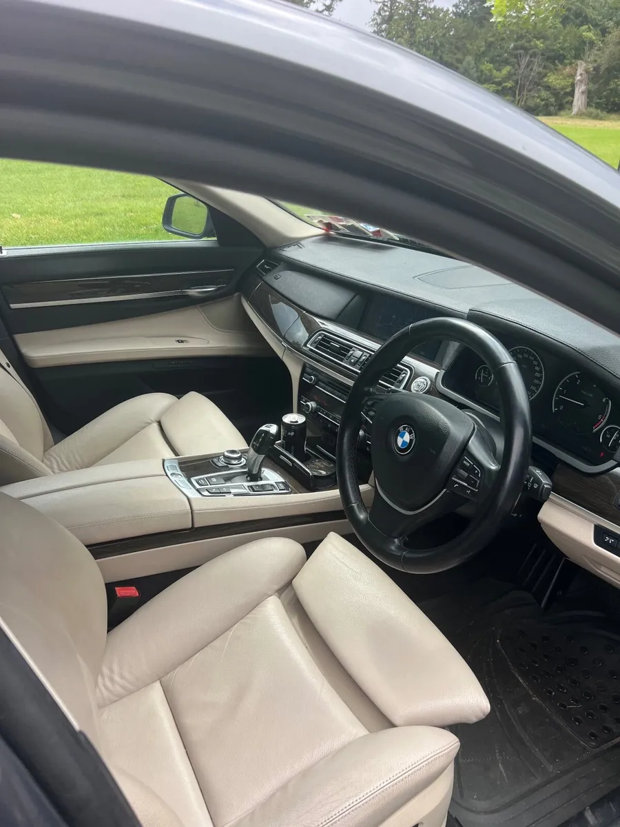 BMW 7-Series 2009 - Image 4