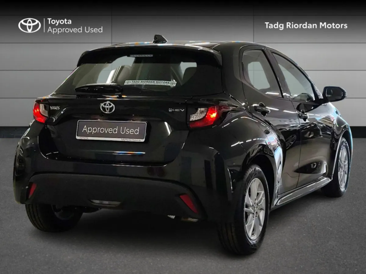 Toyota Yaris HYBRID LUNA - Image 2