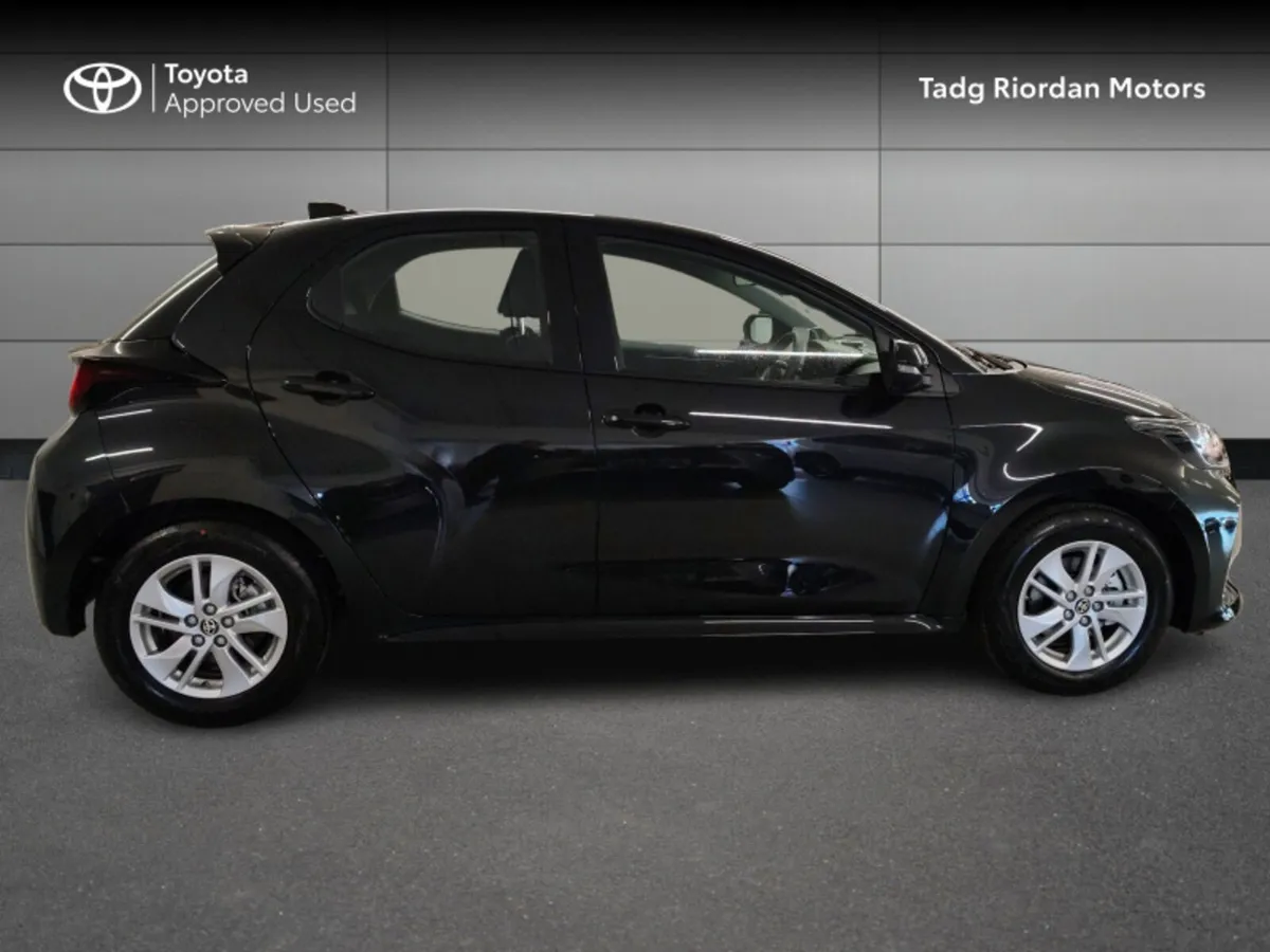 Toyota Yaris HYBRID LUNA - Image 3