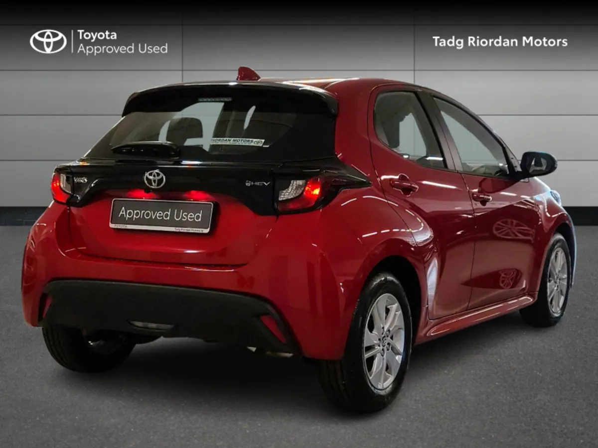 Toyota Yaris HYBRID LUNA - Image 2